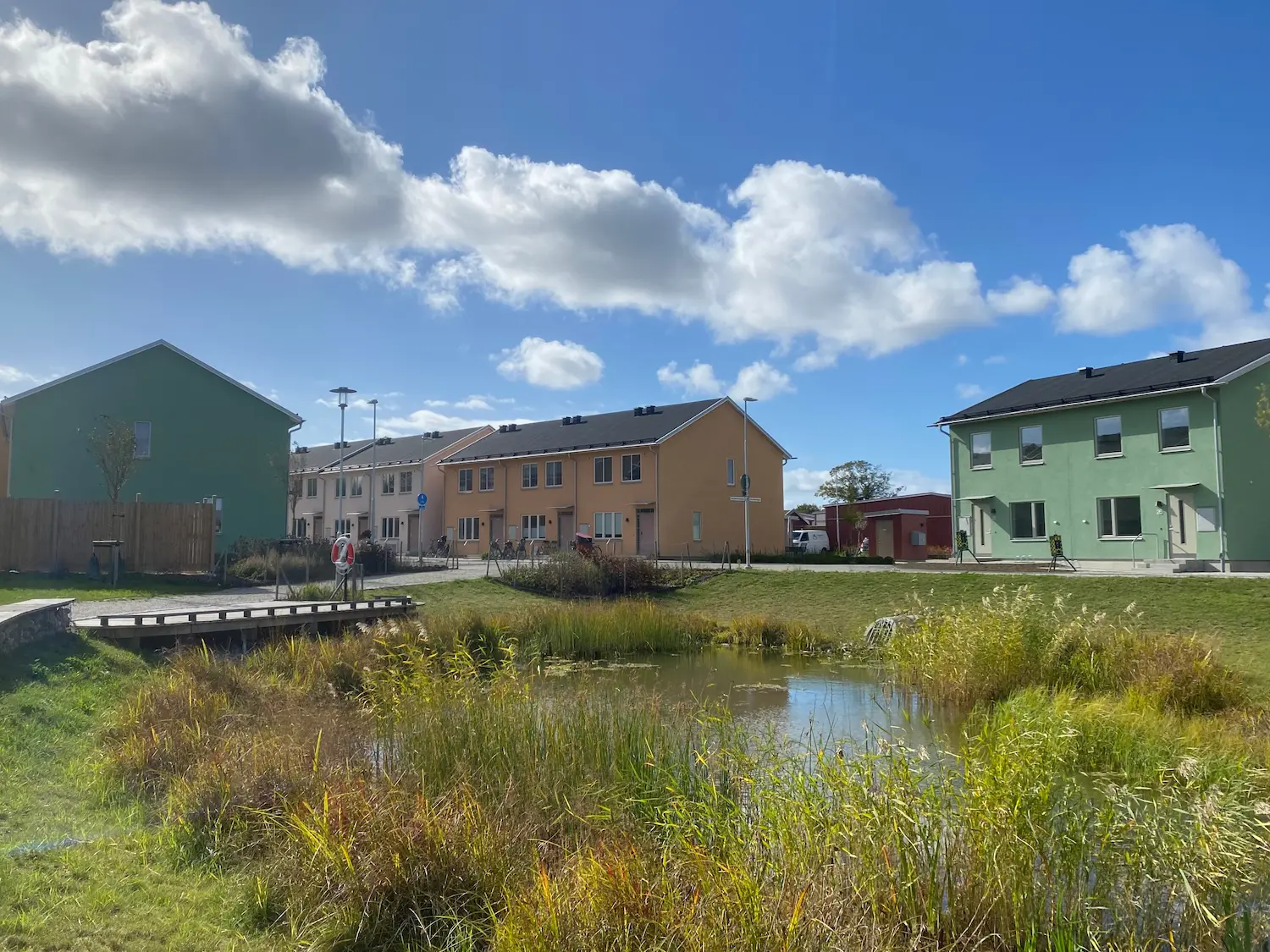 Radhus vid en damm och grönområde i Pihlängen